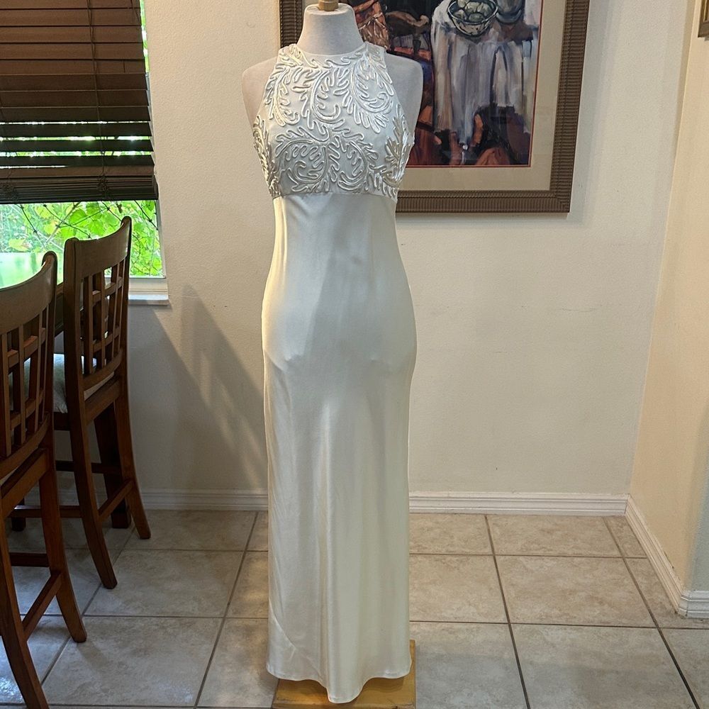 Carmen Marc Valvo Elegant Ivory Silky Embroidered Gown Size 4